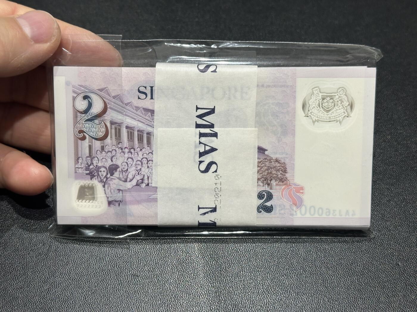 《外钞收藏家》第五百九十四期（畅拍场）（本平台长期征集拍品、欢迎藏友们联系合作） 新加坡塑料钞版2元 100张一起 全新