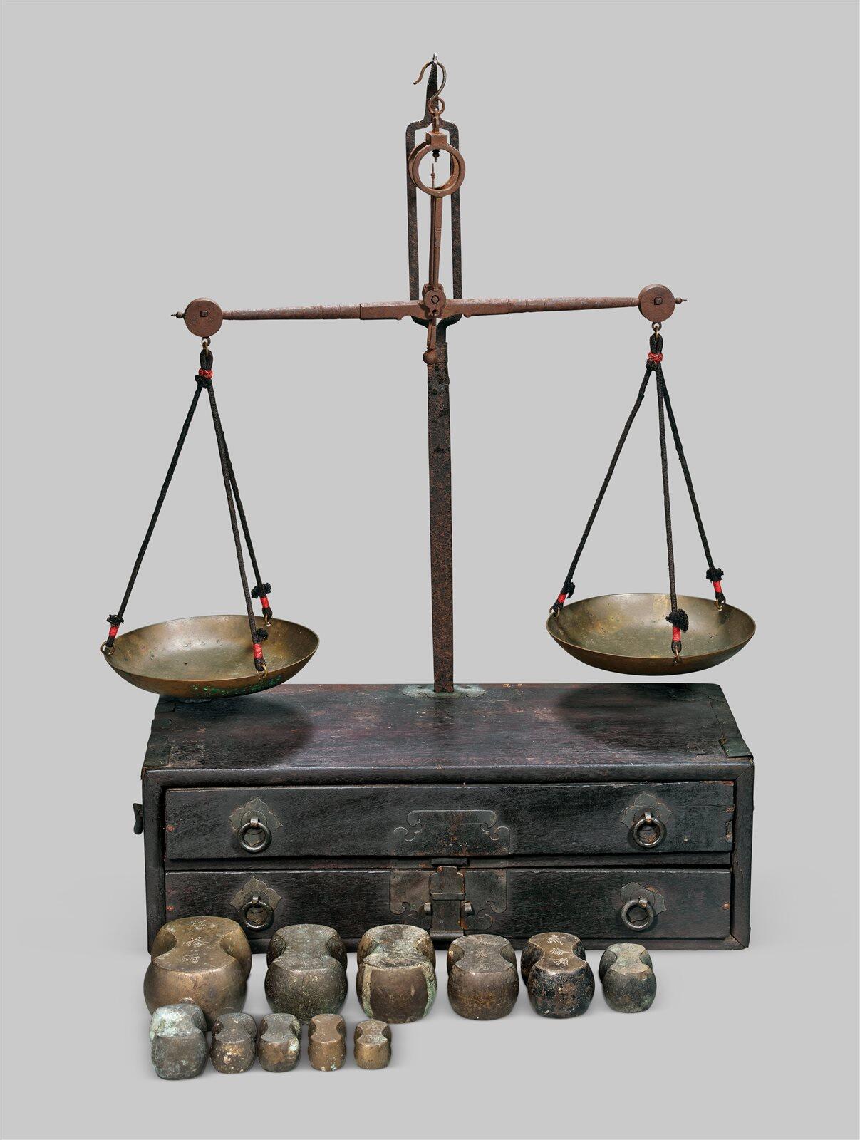 中贸圣佳2025年秋季拍卖会 众妙 清-民国 钱庄银两称重天平一件及砝码一组二十枚