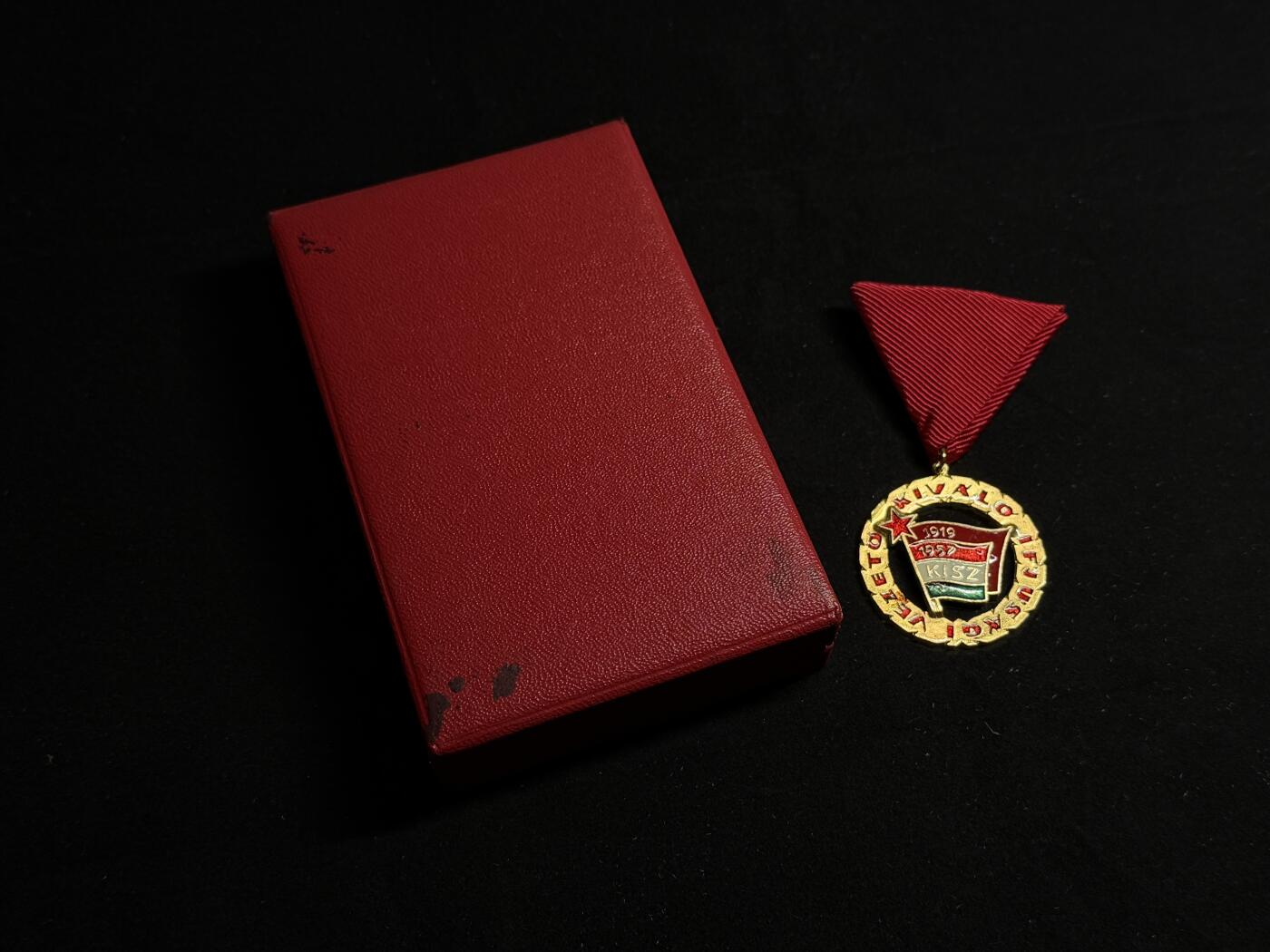 欢庆元旦！戎马世界章牌大赏第109期元旦大拍 匈牙利优秀青年领袖奖章