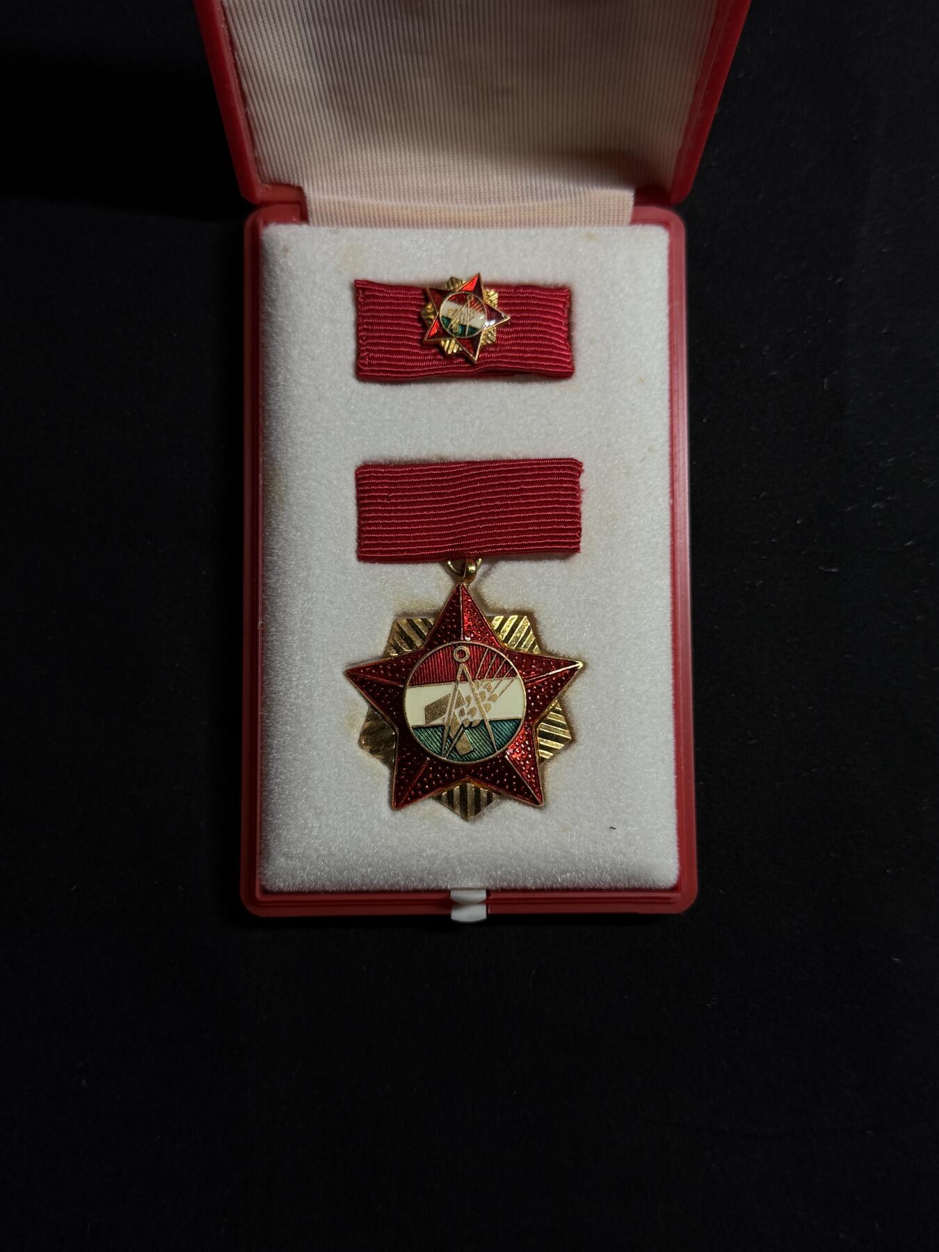 欢庆元旦！戎马世界章牌大赏第109期元旦大拍 匈牙利金级工会奖章，盒略齐全