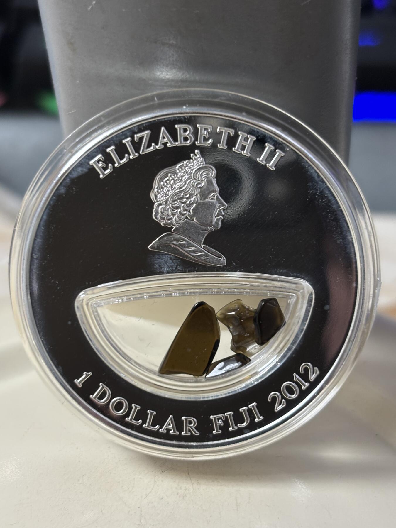 第186期拍卖 斐济2012年世界陨石系列镶嵌新天鹅堡陨石彩银币，999银，20克，发行999枚