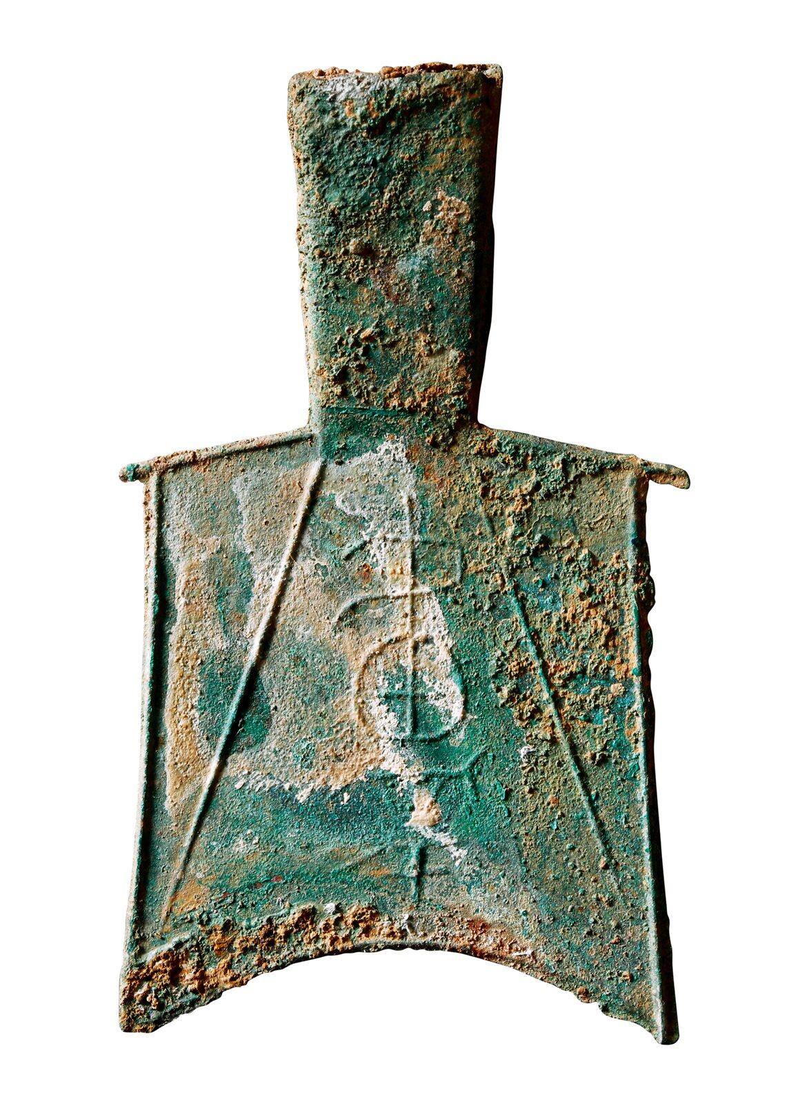 中贸圣佳2025年秋季拍卖会 争辉 中国历代古钱 春秋·王畿 “卢氏”大型斜肩弧裆空首布 83.4mm