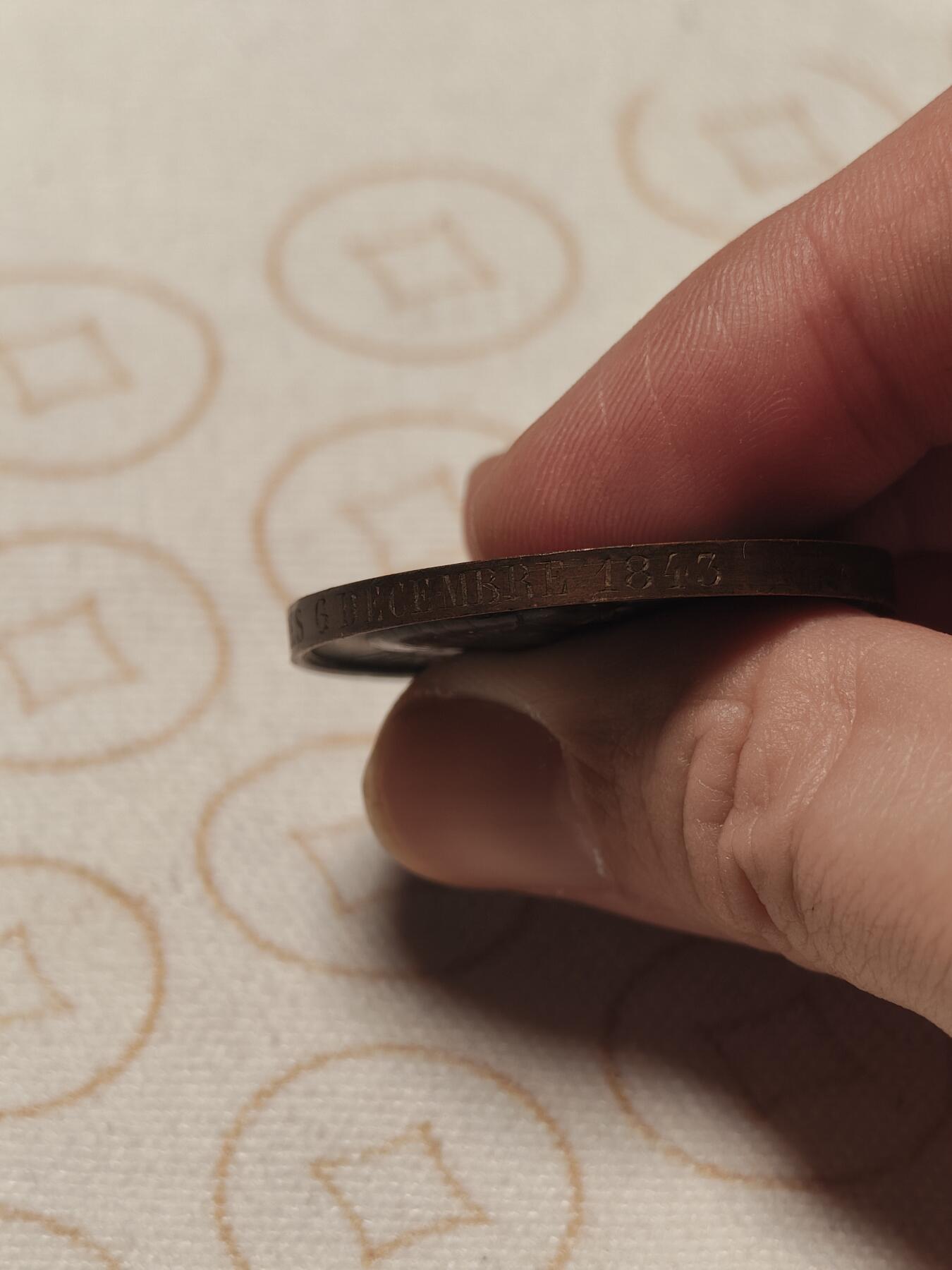 抚柳草堂-第二期章牌钱币 奖章勋章限时免佣 满百包邮 放漏专场 1843法国波旁王朝复辟时期王太子波尔多公爵铜章 直径36mm重21g 早期光边原铸高浮雕巧克力包浆 非常漂亮