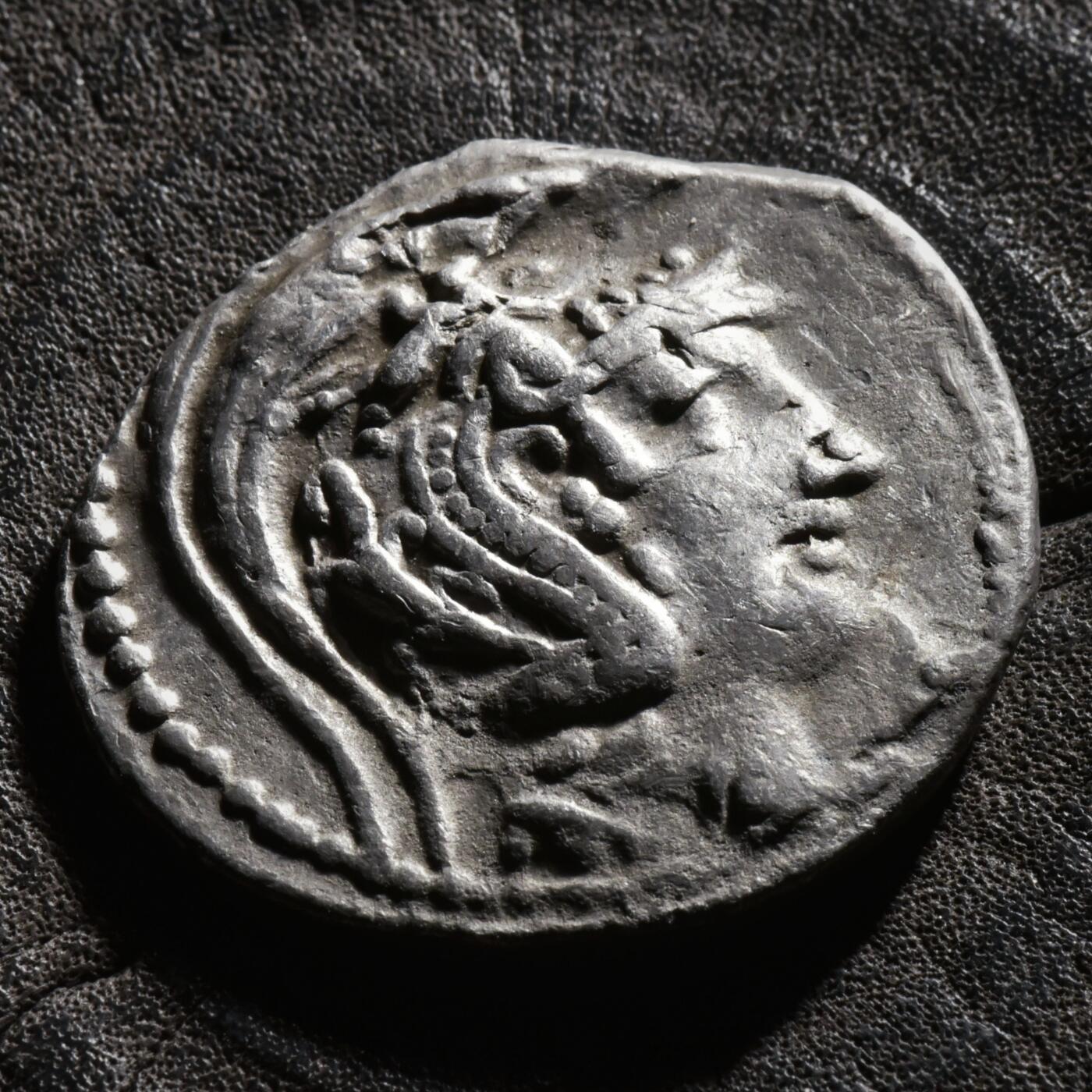 【良泉】【元旦直播场】1月1日晚19.30点开拍！208组西方古代钱币、日本朝鲜花钱 【藏家出品A】古希腊，雅典城，猫头鹰“新式”四德拉克马！正面为戴阿提卡头盔的雅典娜，背面为猫头鹰和执政官名号，右侧有双子座的帽子，非常罕见的一个版别，打制也非常漂亮！16.48克