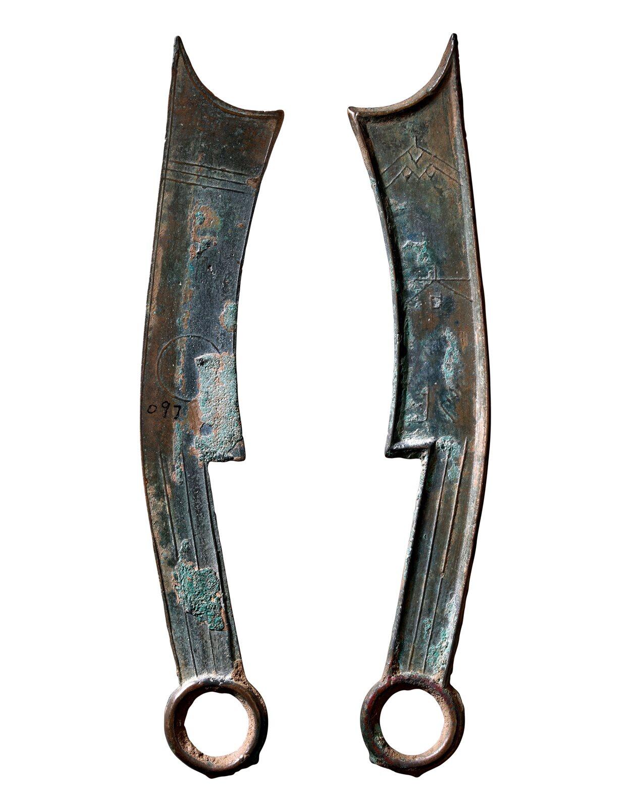 中贸圣佳2025年秋季拍卖会 争辉 中国历代古钱 战国·齐 “齐大刀”背“日”三字刀 184*3.3mm