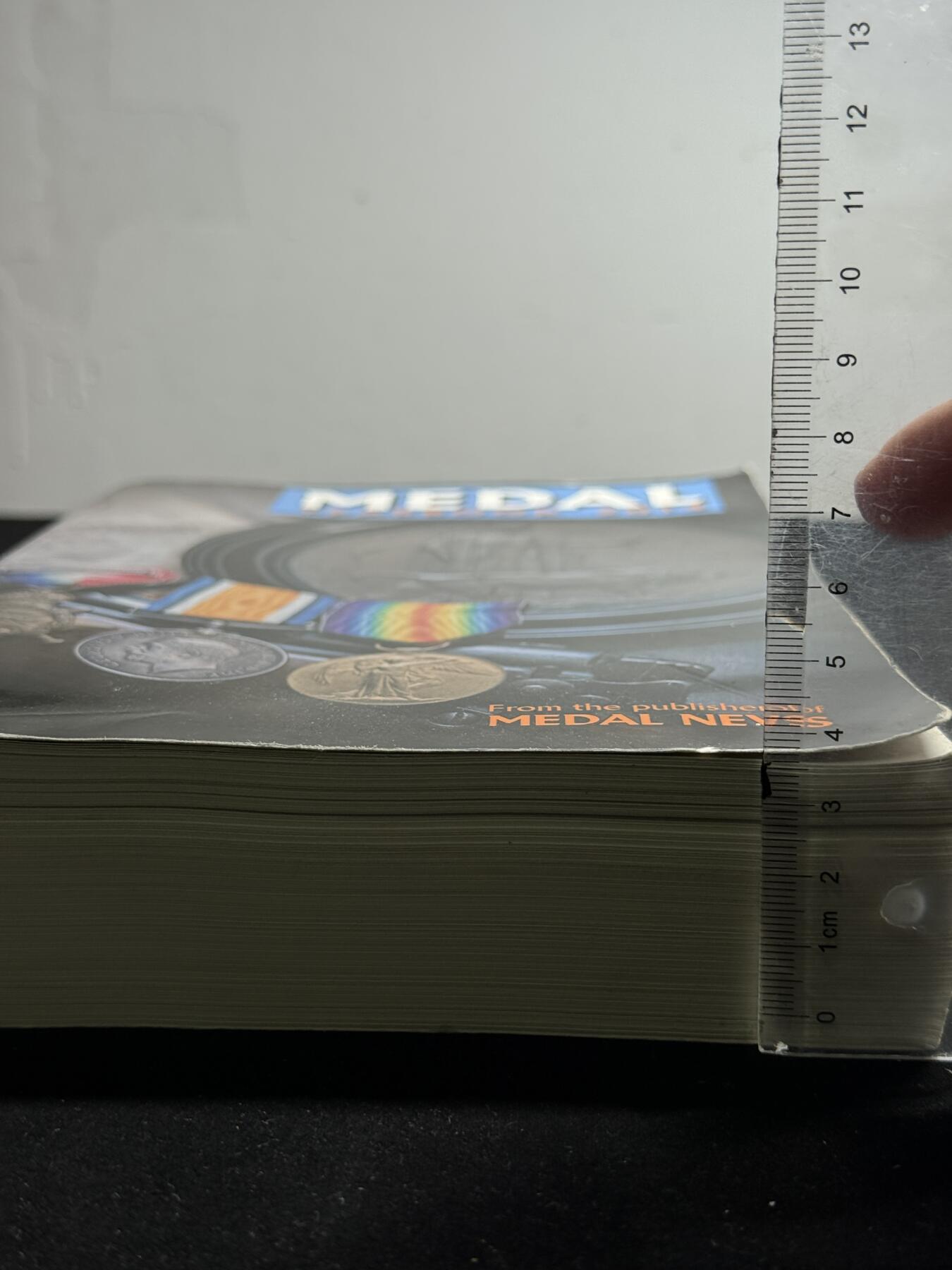 欢庆元旦！戎马世界章牌大赏第109期元旦大拍 2014年版英国勋奖章大全 medal year book 英联邦全套版 包括全套英国 加拿大 澳大利亚，新西兰，爱尔兰，南非等英联邦国家全部章的具体介绍，一鸦，二鸦，庚子，西藏等章均有介绍 内容翔实，600多页，1.6公斤，很厚很重