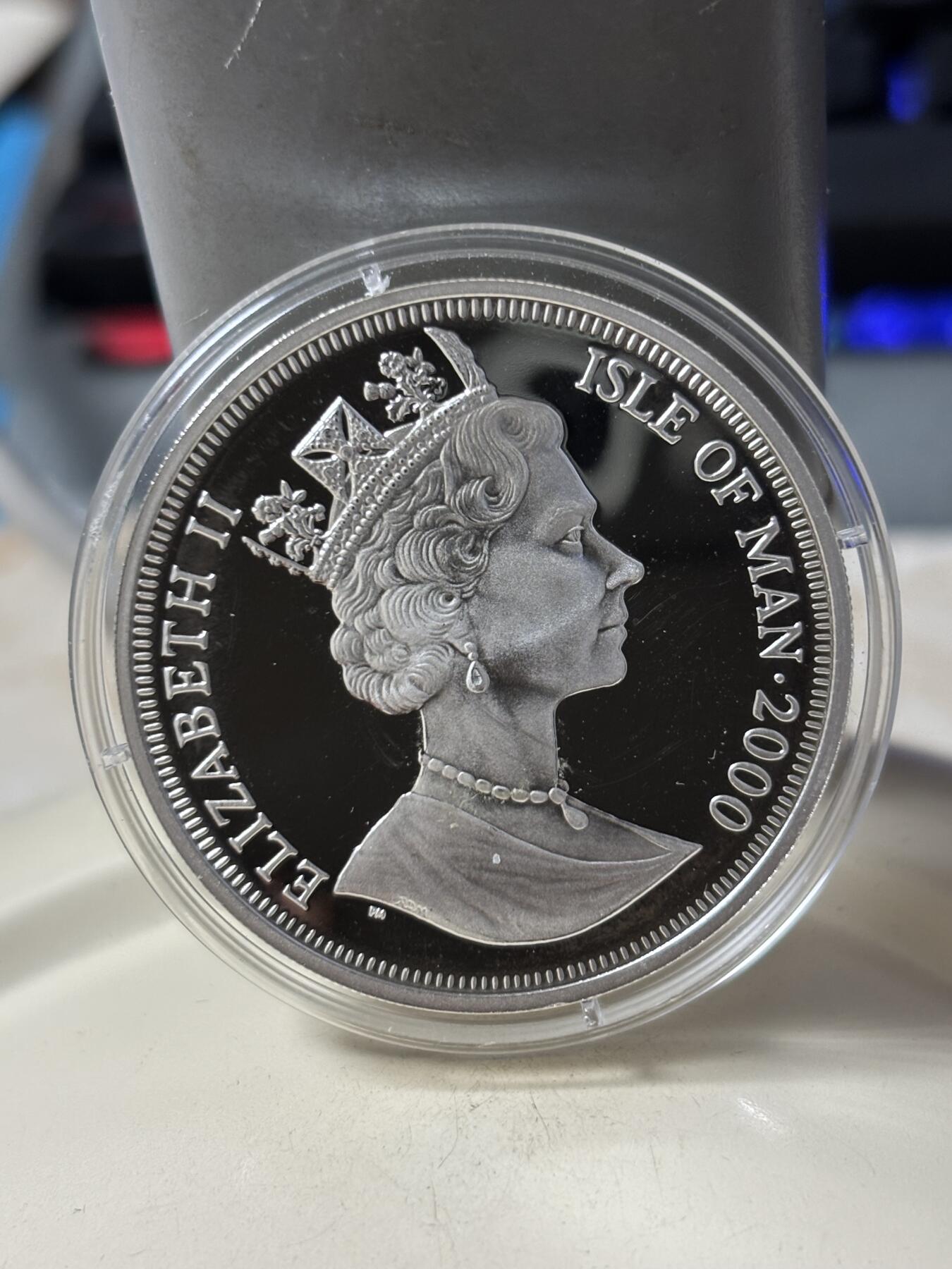 第186期拍卖 英属马恩岛2000年千禧年系列时钟镀铜精制纪念银币，925银，28.28克，发行10000枚，有丝痕