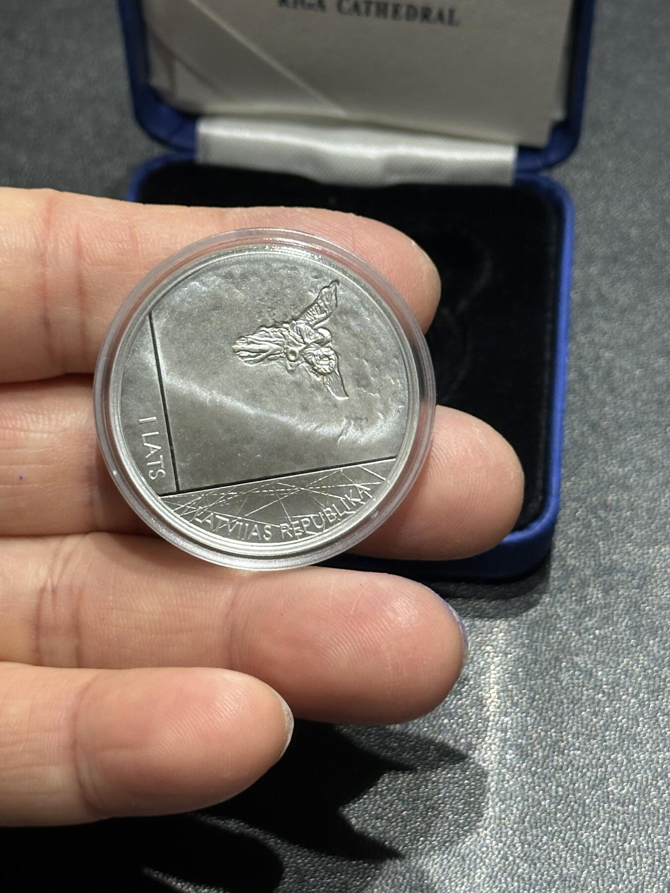 《外钞收藏家》第五百九十四期（畅拍场）（本平台长期征集拍品、欢迎藏友们联系合作） 获奖币拉脱维亚2011年里加教堂磨砂纪念银币 有轻微氧化 带盒子