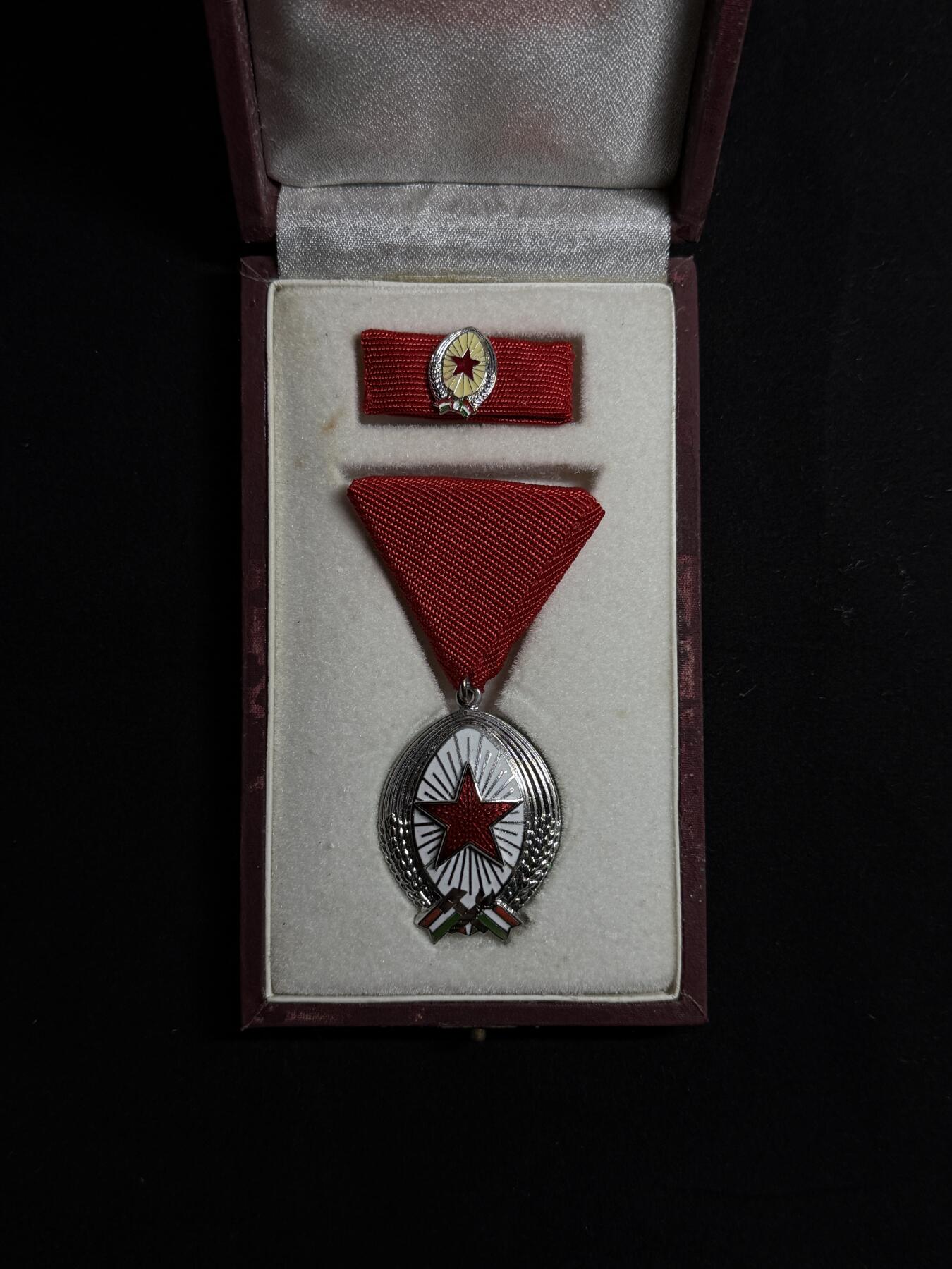 欢庆元旦！戎马世界章牌大赏第109期元旦大拍 匈牙利银级劳动勋章，盒略齐全，盒子表面有破损