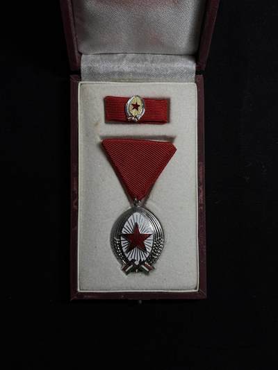 欢庆元旦！戎马世界章牌大赏第109期元旦大拍 - 匈牙利银级劳动勋章，盒略齐全，盒子表面有破损