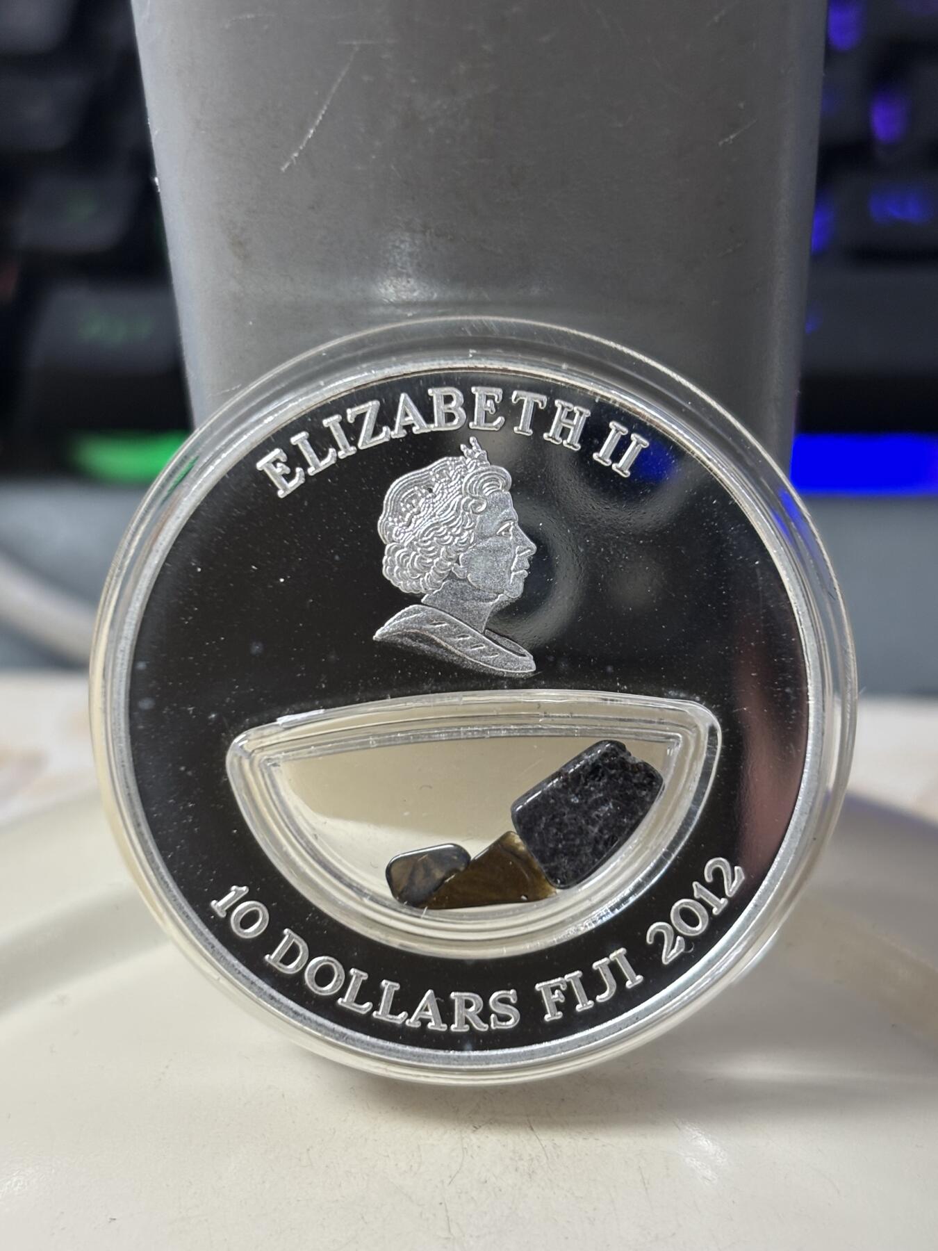 第186期拍卖 斐济2012年世界陨石系列镶嵌美国布伦纳姆陨石银币，999银，20克，发行999枚