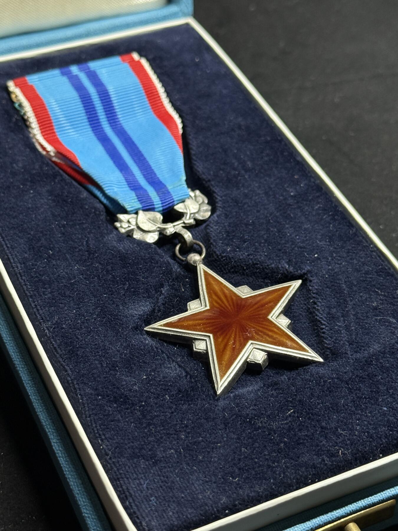 欢庆元旦！戎马世界章牌大赏第109期元旦大拍 捷克斯洛伐克劳动红星勋章，盒略齐全，银制，冷珐琅版