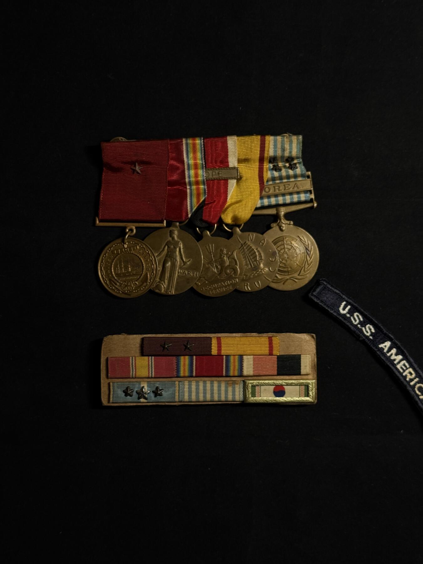 欢庆元旦！戎马世界章牌大赏第109期元旦大拍 美国海军联排与勋略布条，得主Jesus Palma曾于1948年起在俄勒冈城级重巡洋舰罗彻斯特号上服役，其服役期间在罗切斯特号上参与了掩护仁川登陆的炮击行动，后转至小鹰级航母美国号上服役