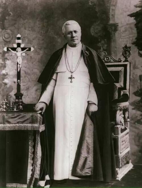 「木头集藏」“冬至雅藏”——章牌精品专场！ 1911年庇护十世梵蒂冈天文台纪念银章，MS 61，为庆祝新馆馆址的启用，庇护十世在1910年11月17日特别接见了天文台的工作人员。第二年，在纪念庇护十世当选8周年所发行的年度纪念章的正面刻上代表天文学的图像，寓意深远。