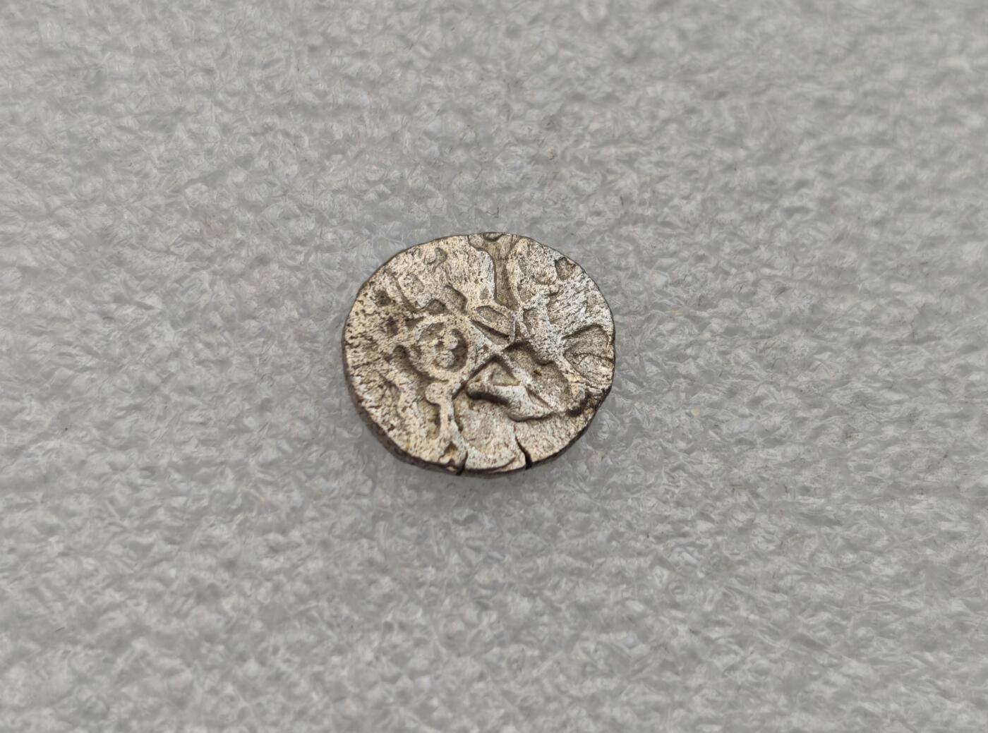 瓶子🏺第221期拍卖会   公元800年沙希王朝牛瘤骑士打制银币