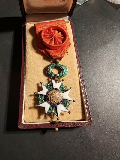 老王徽章第170期 - 法国军官级荣誉军团勋章    银质珐琅    三共时期    原盒