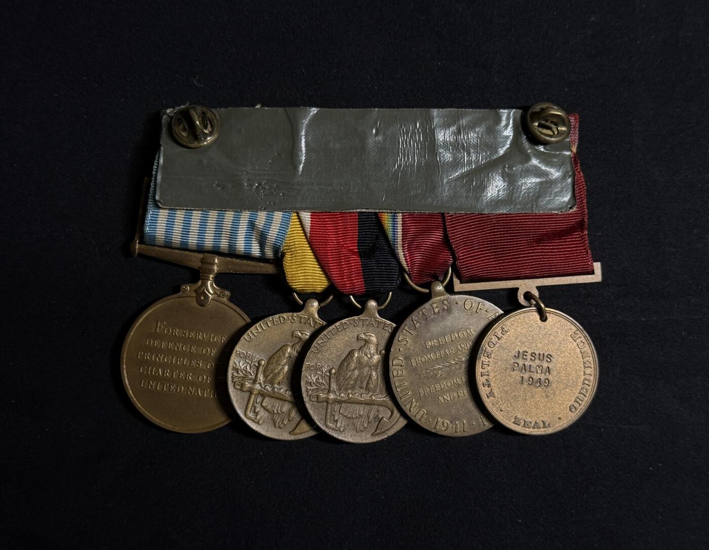 欢庆元旦！戎马世界章牌大赏第109期元旦大拍 美国海军联排与勋略布条，得主Jesus Palma曾于1948年起在俄勒冈城级重巡洋舰罗彻斯特号上服役，其服役期间在罗切斯特号上参与了掩护仁川登陆的炮击行动，后转至小鹰级航母美国号上服役