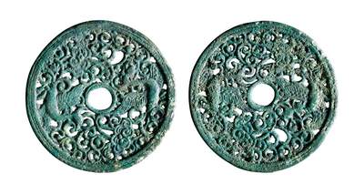 中贸圣佳2025年秋季拍卖会 争辉 中国历代古钱 - 宋·大理国铸 双凤镂空花钱，稀见 58.5*3.1mm