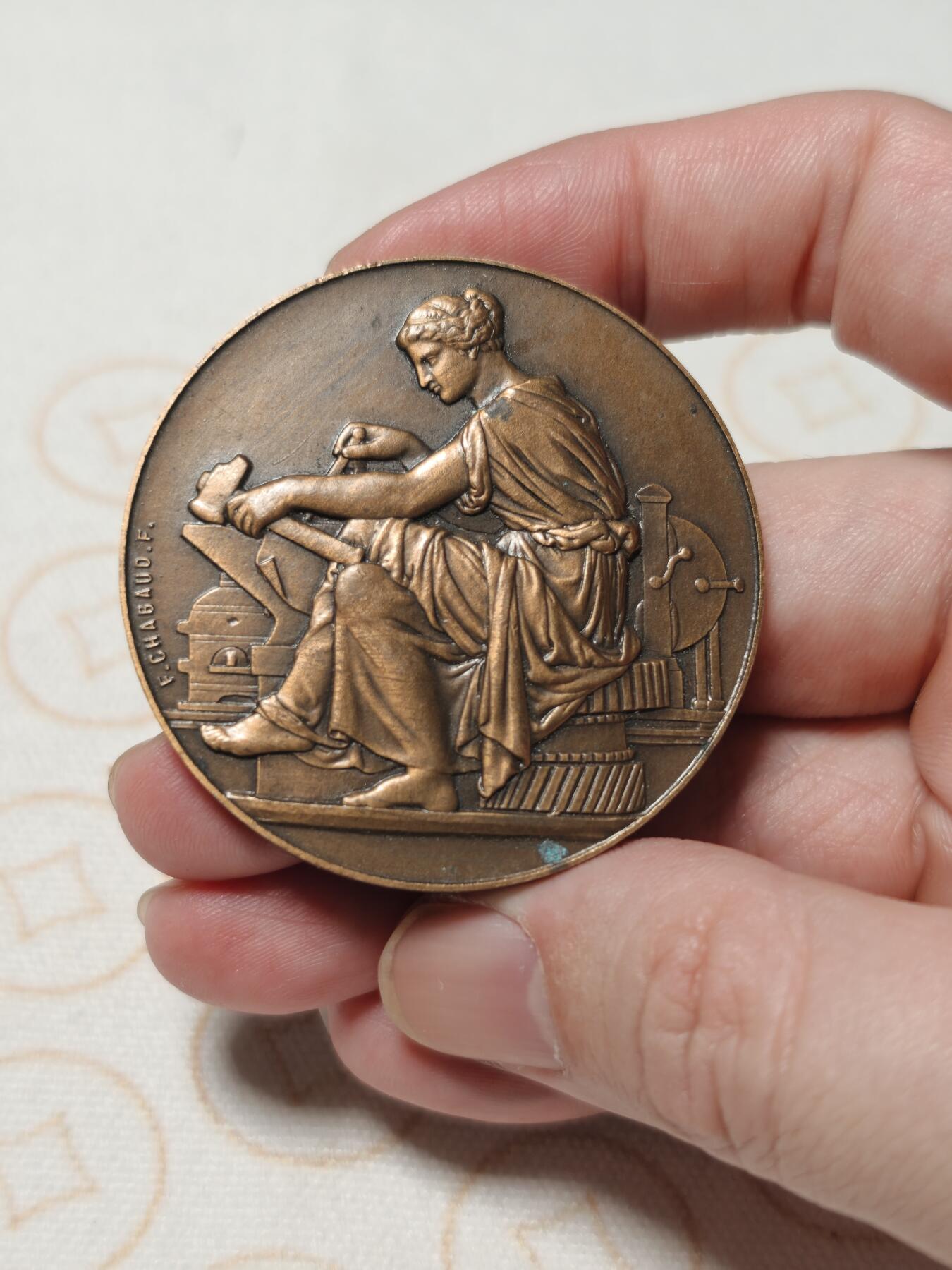 抚柳草堂-第二期章牌钱币 奖章勋章限时免佣 满百包邮 放漏专场 法国纺织协会大铜章 50mm大尺寸 重63.4g 边铭丰饶角 工匠女神质感不错