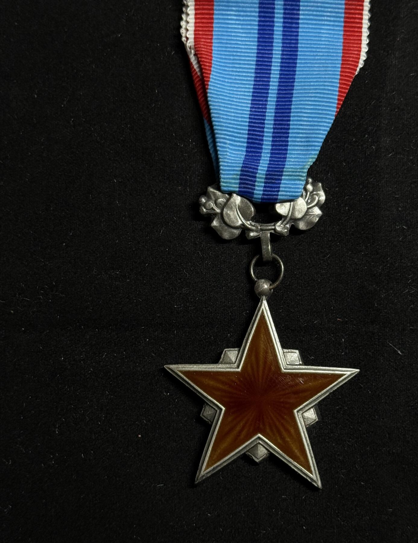 欢庆元旦！戎马世界章牌大赏第109期元旦大拍 捷克斯洛伐克劳动红星勋章，盒略齐全，银制，冷珐琅版