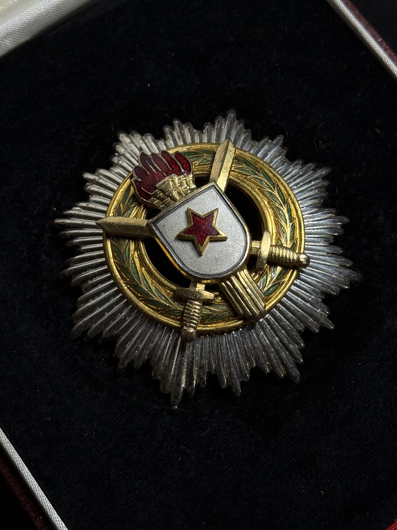 欢庆元旦！戎马世界章牌大赏第109期元旦大拍 南斯拉夫一级军事功勋勋章，盒略齐全