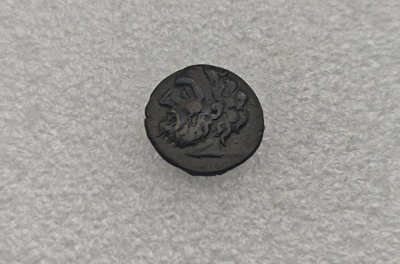 瓶子🏺第221期拍卖会 古希腊公元前330-前250年奥尔比亚  今天的乌克兰第聂伯河河口敖德萨  正面是第聂伯河河神  背面是弓箭袋和斧子  稀少好品品种