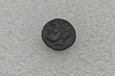 瓶子🏺第221期拍卖会 - 古希腊公元前330-前250年奥尔比亚  今天的乌克兰第聂伯河河口敖德萨  正面是第聂伯河河神  背面是弓箭袋和斧子  稀少好品品种