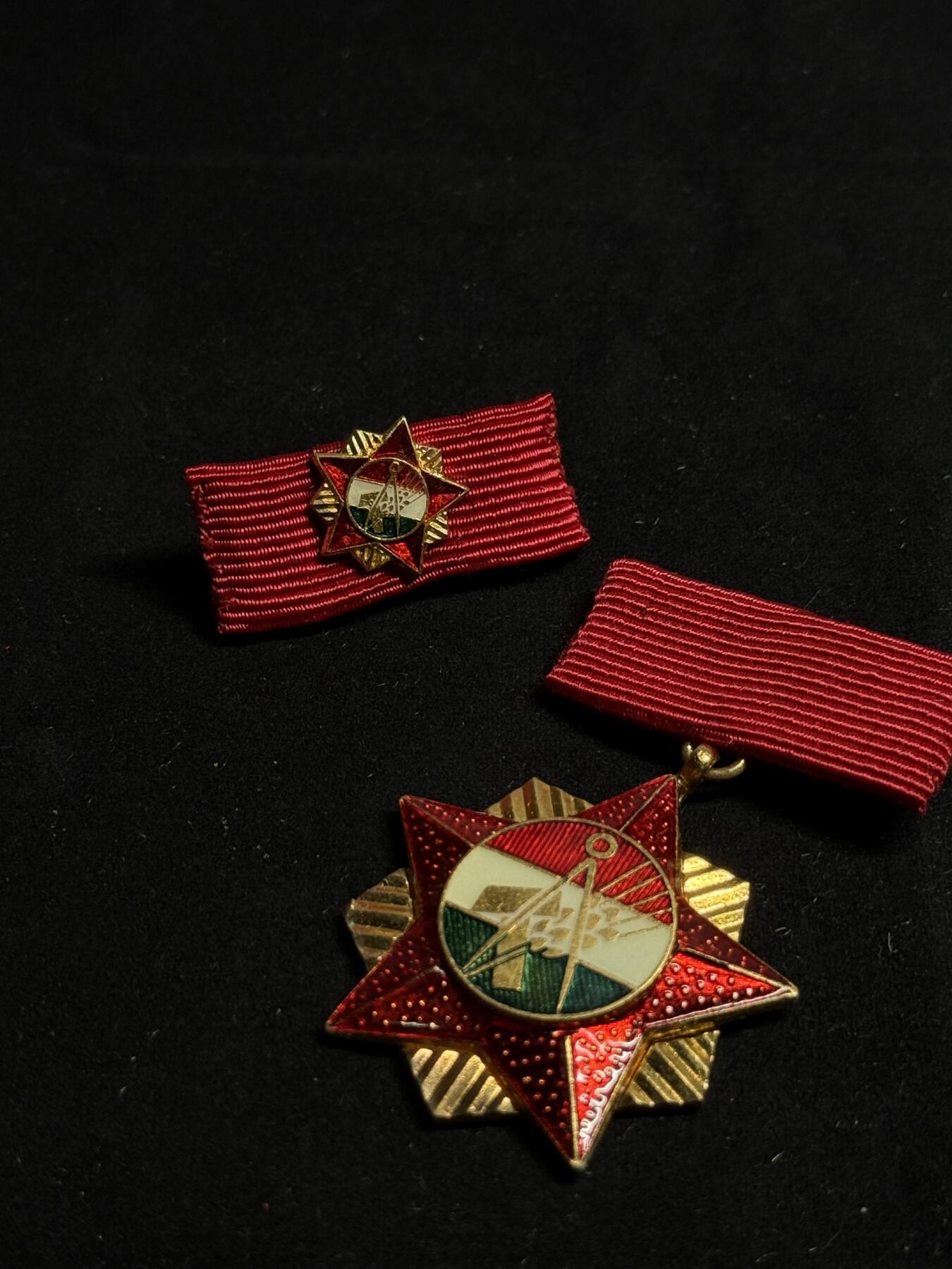 欢庆元旦！戎马世界章牌大赏第109期元旦大拍 匈牙利金级工会奖章，盒略齐全