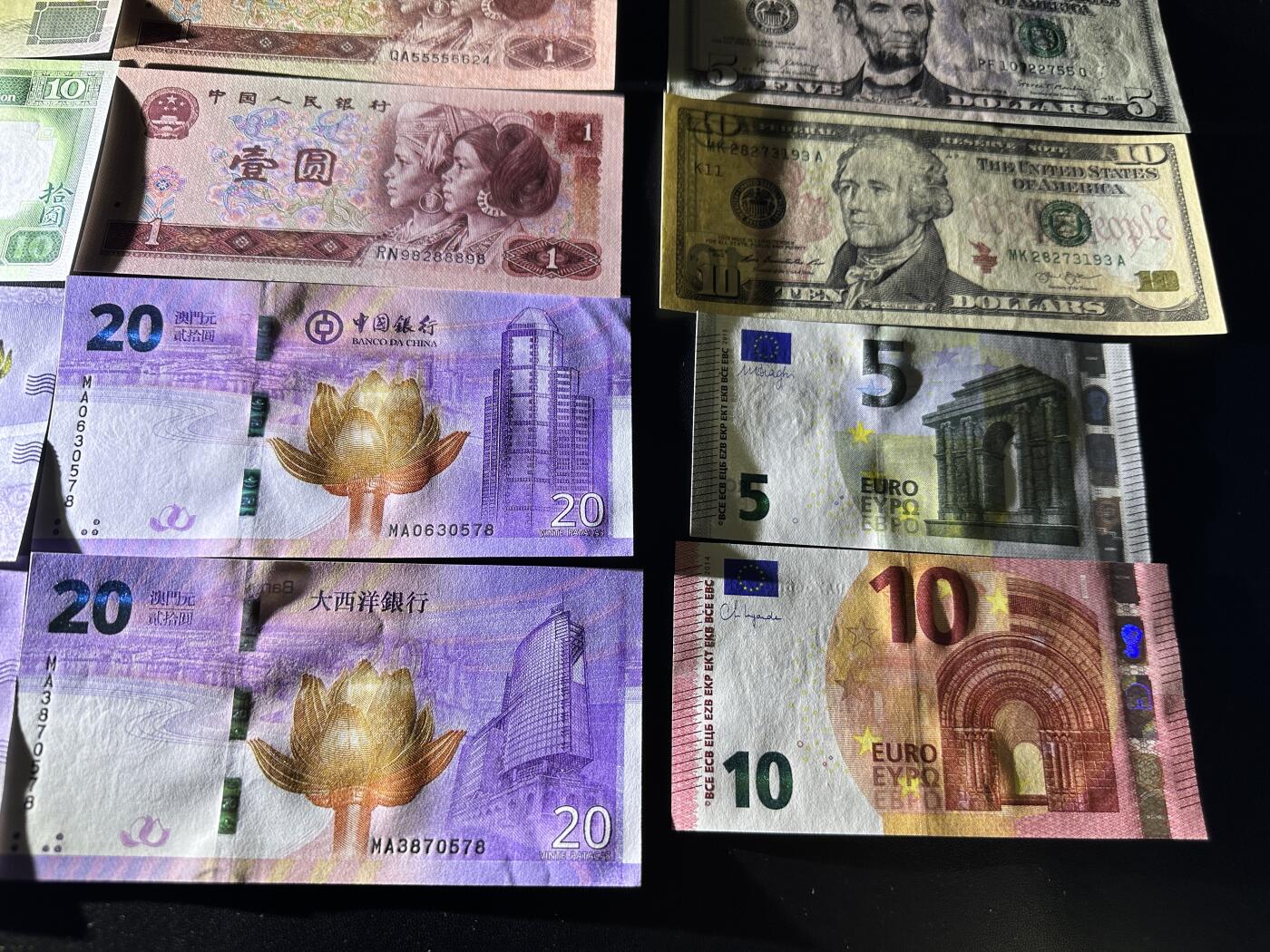 《外钞收藏家》第五百九十四期（畅拍场）（本平台长期征集拍品、欢迎藏友们联系合作） 港澳币、四版、美元（10美元极轻微荧光反应）、欧元18张一起 全新UNC