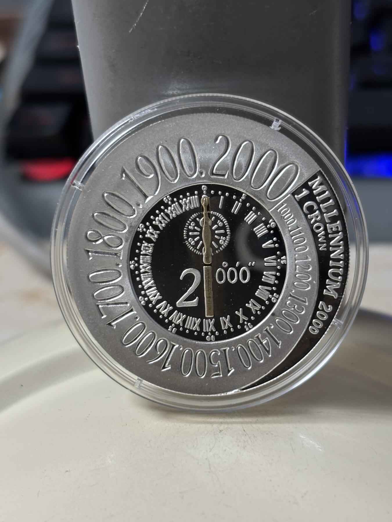 第186期拍卖 英属马恩岛2000年千禧年系列时钟镀铜精制纪念银币，925银，28.28克，发行10000枚，有丝痕