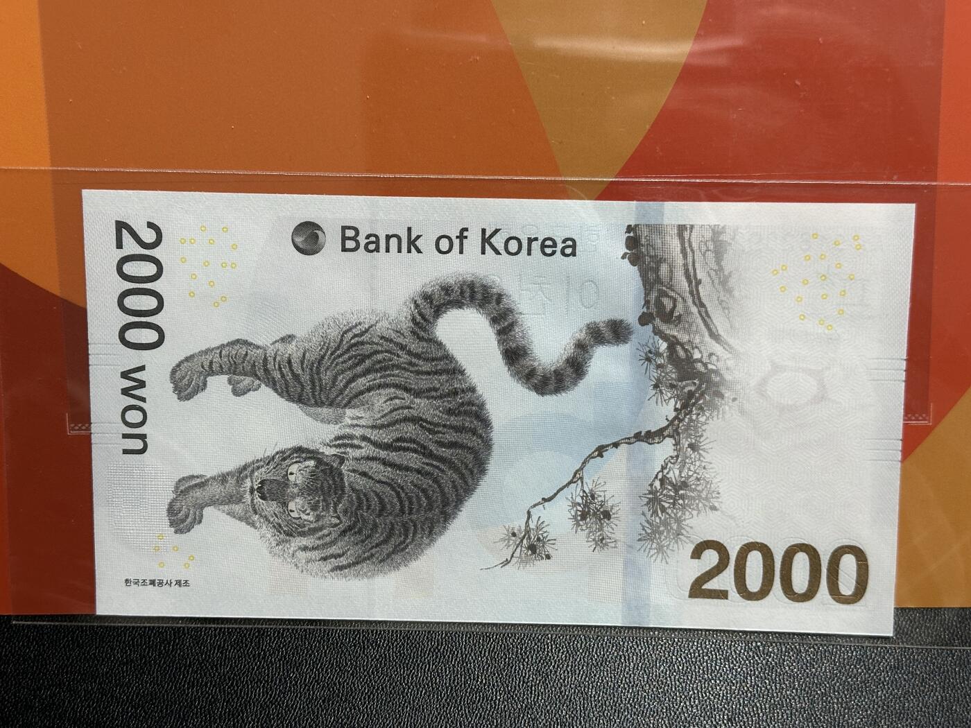 《外钞收藏家》第五百九十四期（畅拍场）（本平台长期征集拍品、欢迎藏友们联系合作） 2018年韩国冬奥会纪念钞2000远 AA冠 无47 带原装册子