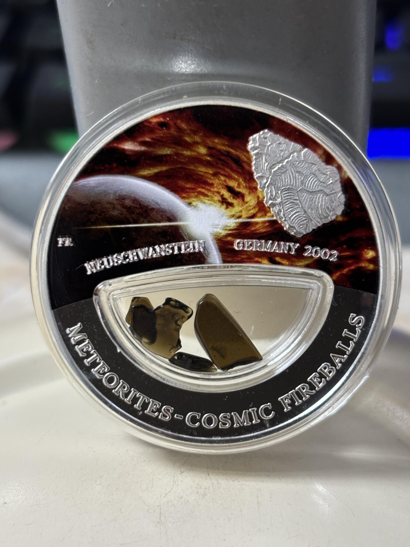 第186期拍卖 斐济2012年世界陨石系列镶嵌新天鹅堡陨石彩银币，999银，20克，发行999枚