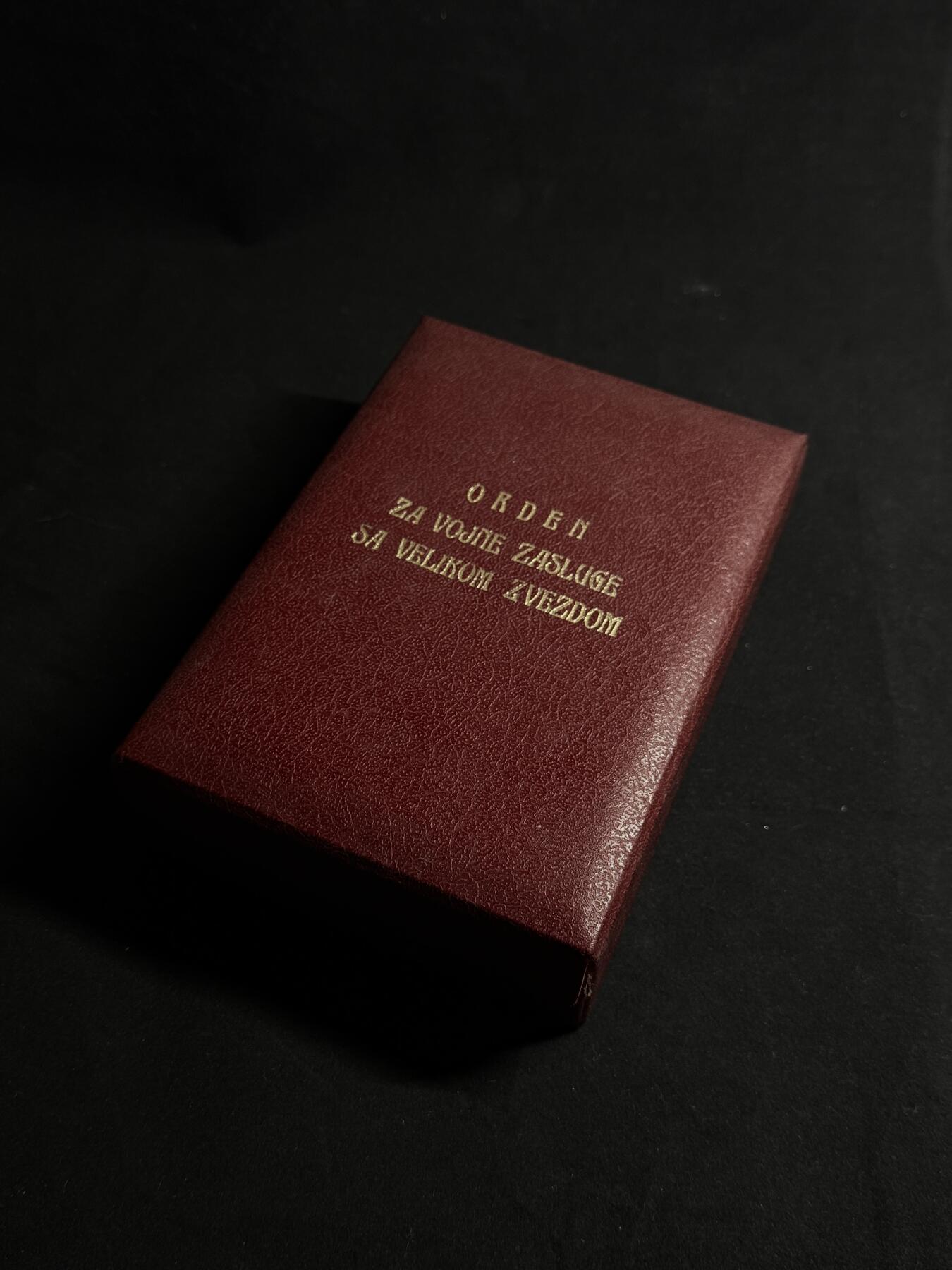 欢庆元旦！戎马世界章牌大赏第109期元旦大拍 南斯拉夫一级军事功勋勋章，盒略齐全