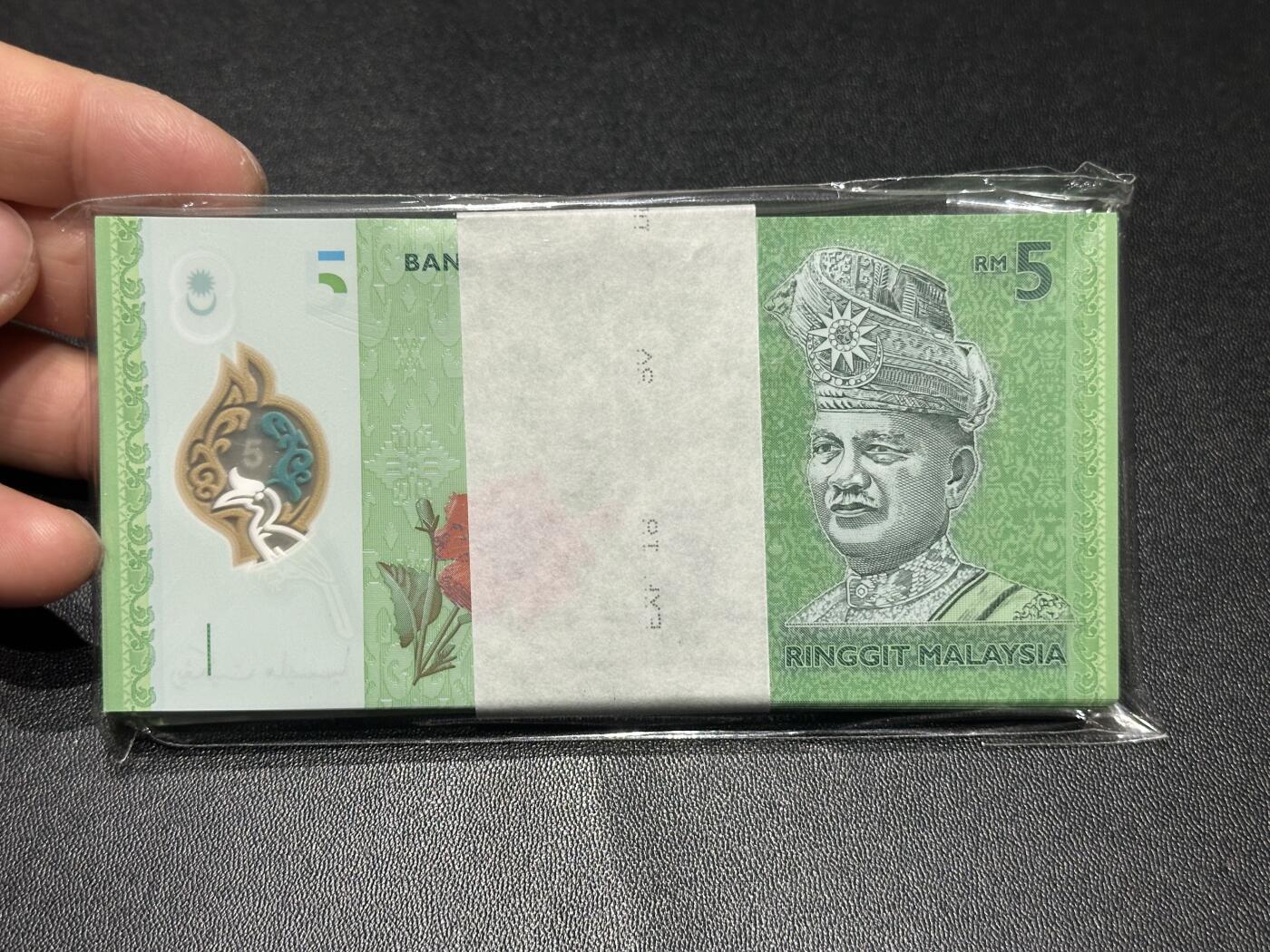 《外钞收藏家》第五百九十四期（畅拍场）（本平台长期征集拍品、欢迎藏友们联系合作） 马来西亚塑料钞版5林吉特 100张一起 全新