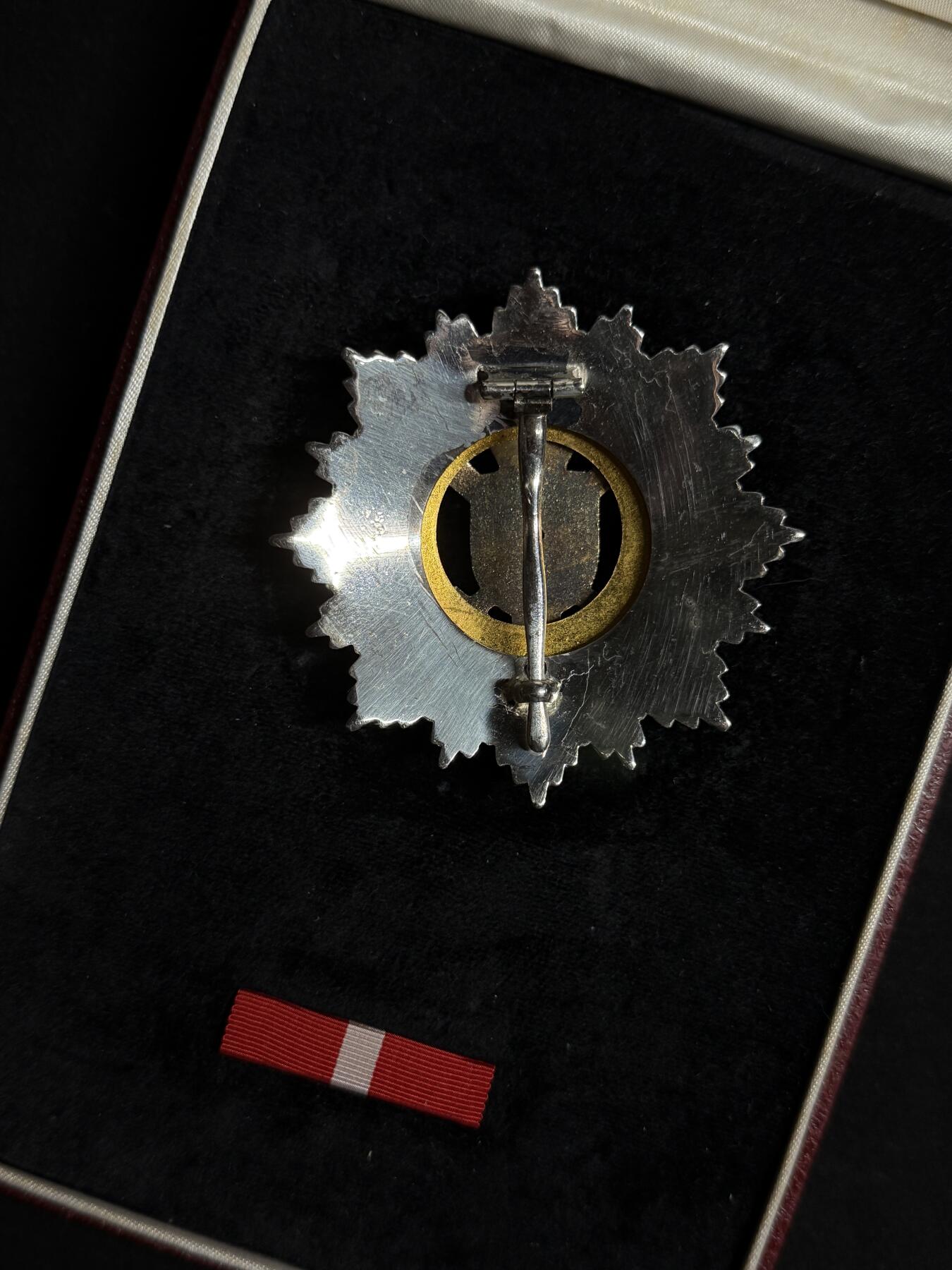 欢庆元旦！戎马世界章牌大赏第109期元旦大拍 南斯拉夫一级军事功勋勋章，盒略齐全