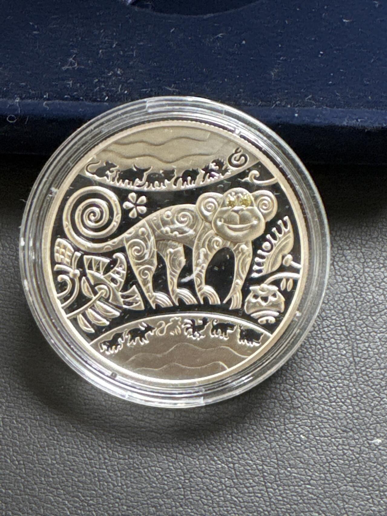 ❤️【币观天下】❤️ 第335期钱币拍卖- 2025.12.19周五晚上6点半场-长期征集拍品 少见原厂盒证乌克兰2015年镶嵌黄色水晶生肖猴年精制银币925银15.55克直径33毫米