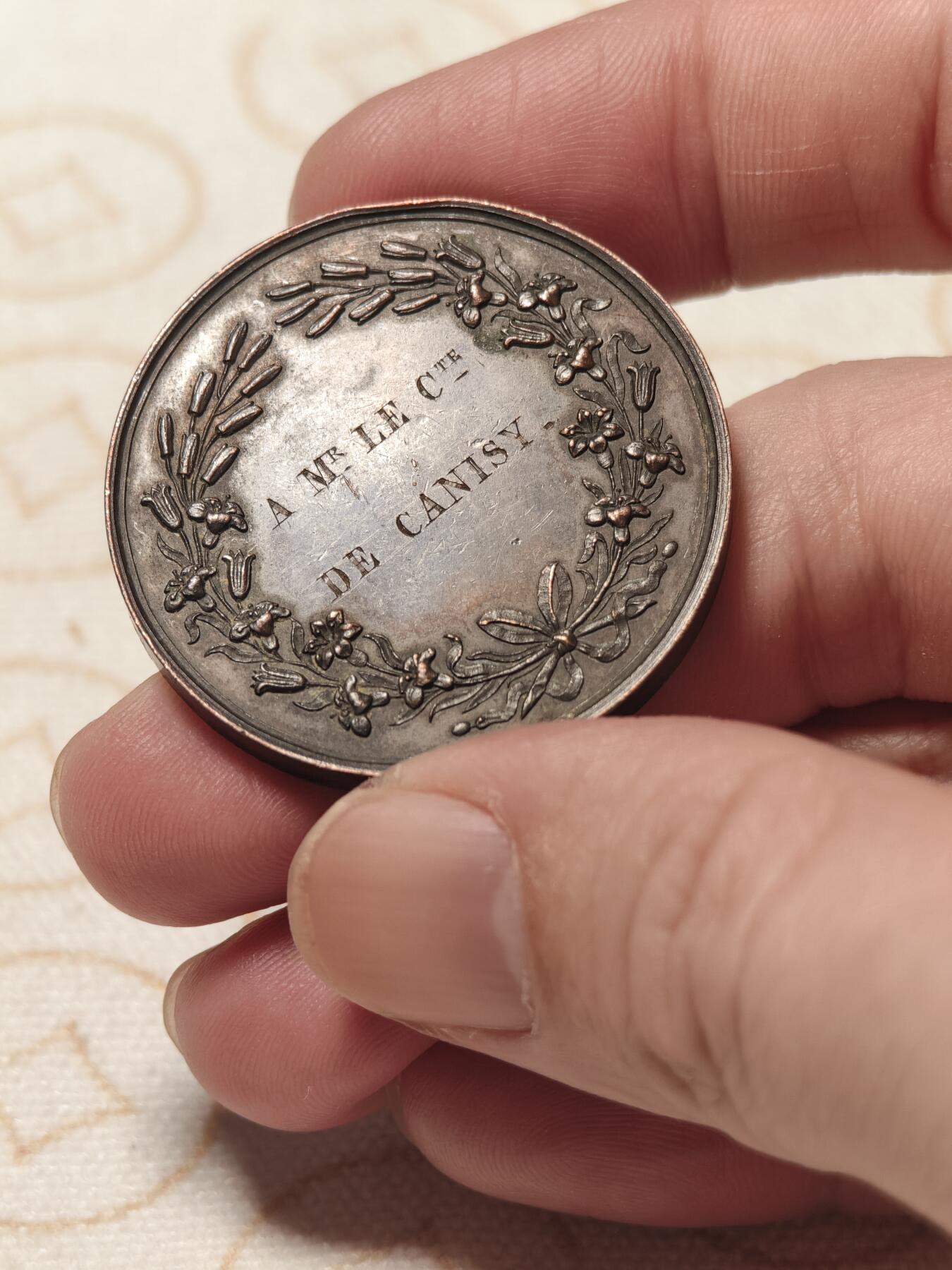 抚柳草堂-第二期章牌钱币 奖章勋章限时免佣 满百包邮 放漏专场 1843法国波旁王朝复辟时期王太子波尔多公爵铜章 直径36mm重21g 早期光边原铸高浮雕巧克力包浆 非常漂亮