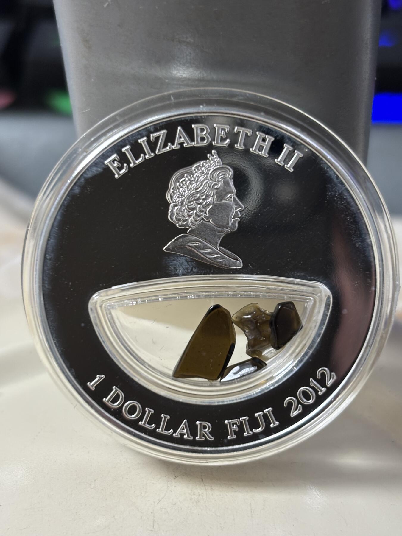 第186期拍卖 斐济2012年世界陨石系列镶嵌新天鹅堡陨石彩银币，999银，20克，发行999枚