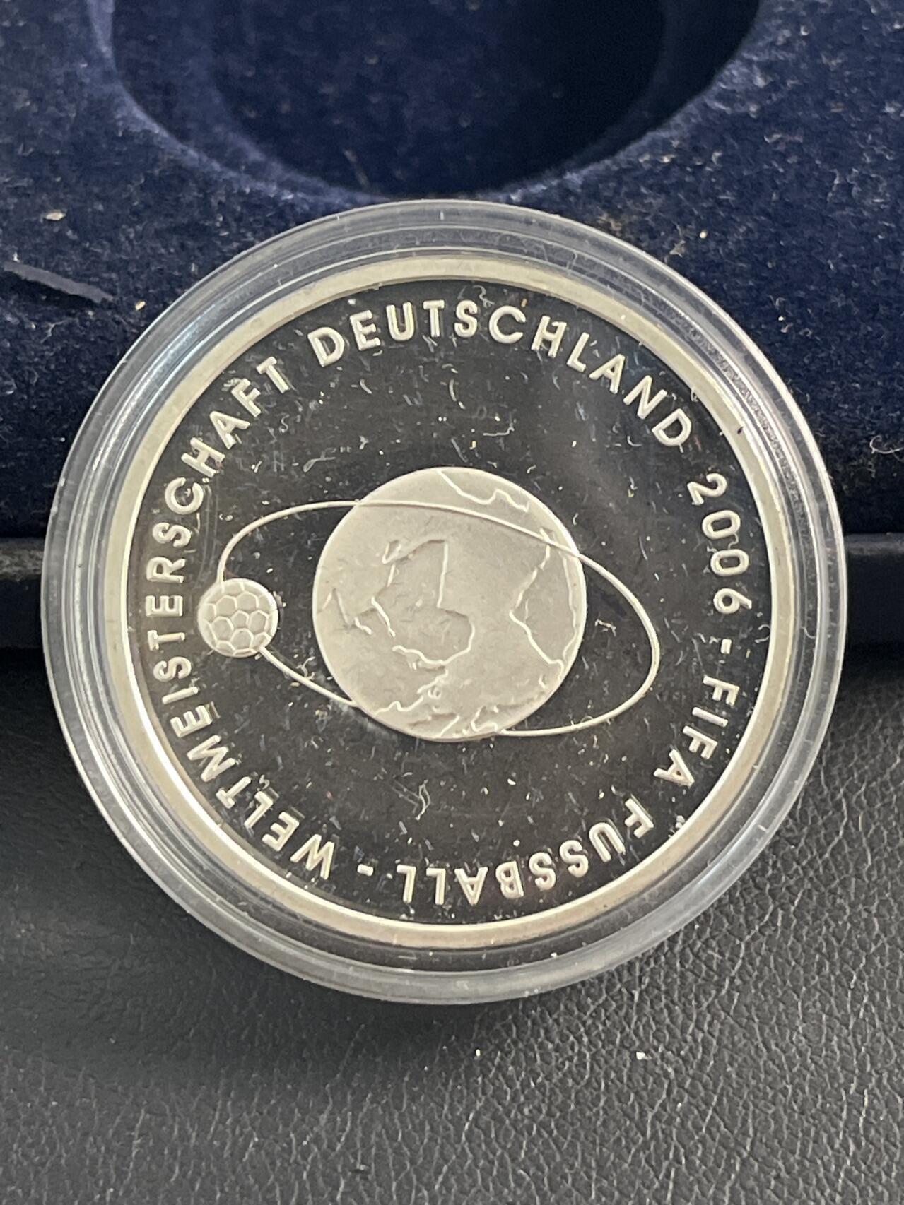 ❤️【币观天下】❤️ 第335期钱币拍卖- 2025.12.19周五晚上6点半场-长期征集拍品 原厂盒证德国2004年发行德国2006年FIFA足球世界杯精制纪念银币925银18克直径32.5毫米