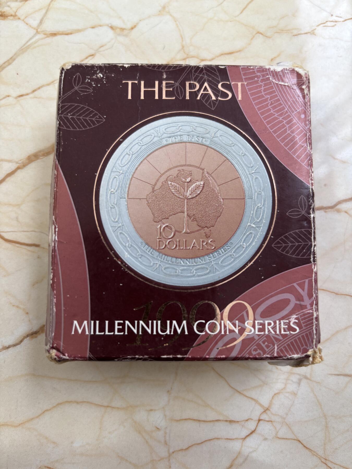 第185期拍卖 澳大利亚1999年10元精制双金属银币 千禧年系列-过去 内芯铜 外圈999银 33.6克 发行量：2万 盒证全
