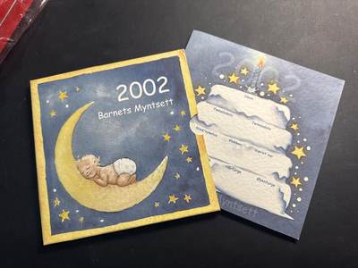 ❤️【币观天下】❤️ 第335期钱币拍卖- 2025.12.19周五晚上6点半场-长期征集拍品 - 挪威2002年新生儿宝宝的第一套硬币官方卡装5枚硬币+1枚纪念章