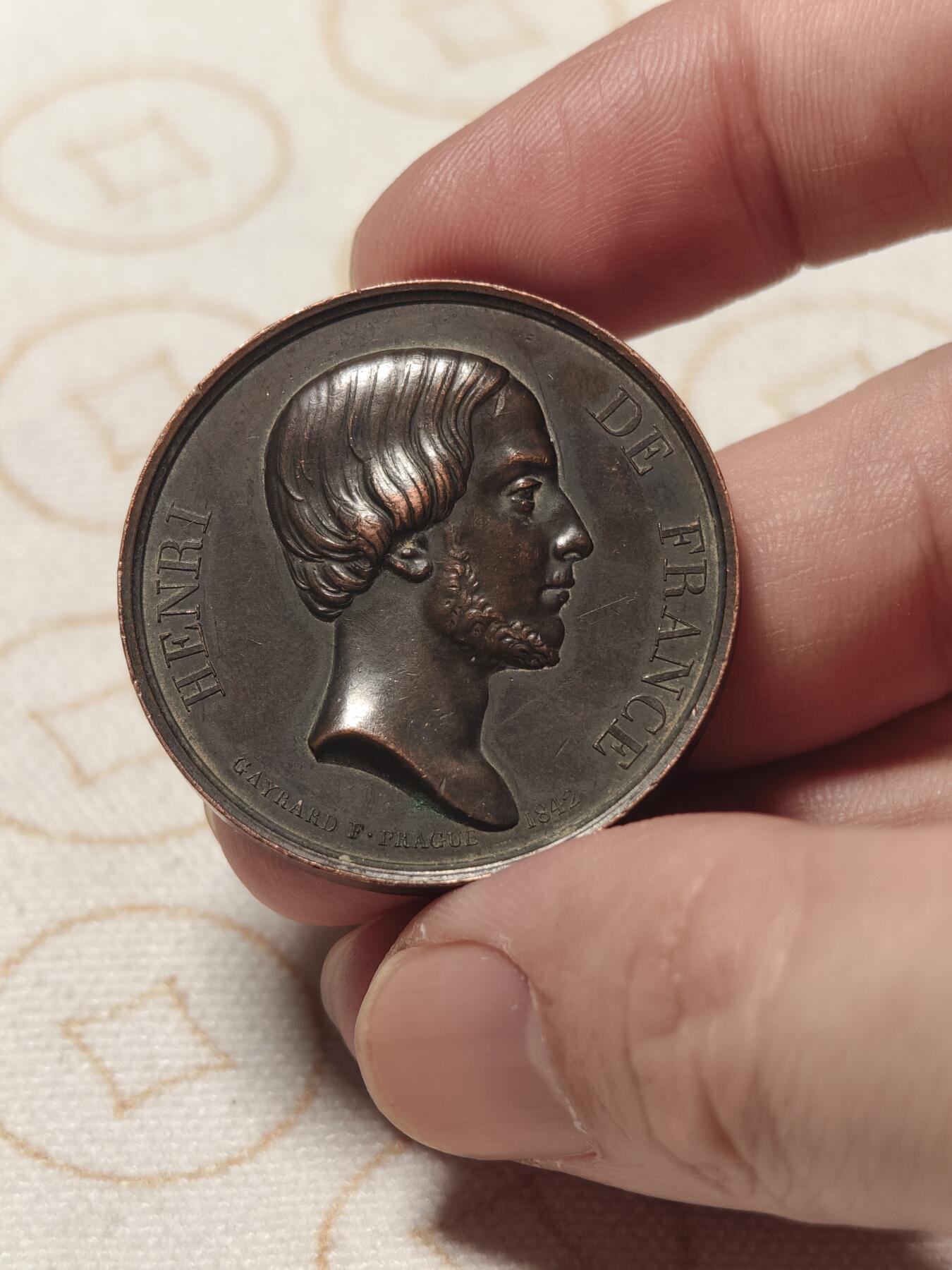 抚柳草堂-第二期章牌钱币 奖章勋章限时免佣 满百包邮 放漏专场 1843法国波旁王朝复辟时期王太子波尔多公爵铜章 直径36mm重21g 早期光边原铸高浮雕巧克力包浆 非常漂亮