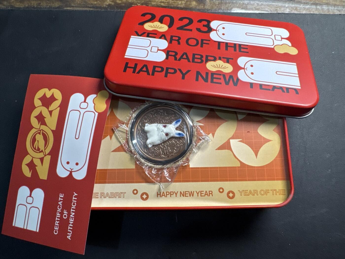 ❤️【币观天下】❤️ 第335期钱币拍卖- 2025.12.19周五晚上6点半场-长期征集拍品 原厂礼盒包装乍得2023年紫器东来生肖兔年镶嵌瓷器小兔直径40毫米仿古高浮雕铜币