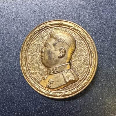 金日成圆章衣配勋章版 - 金日成圆章衣配勋章版