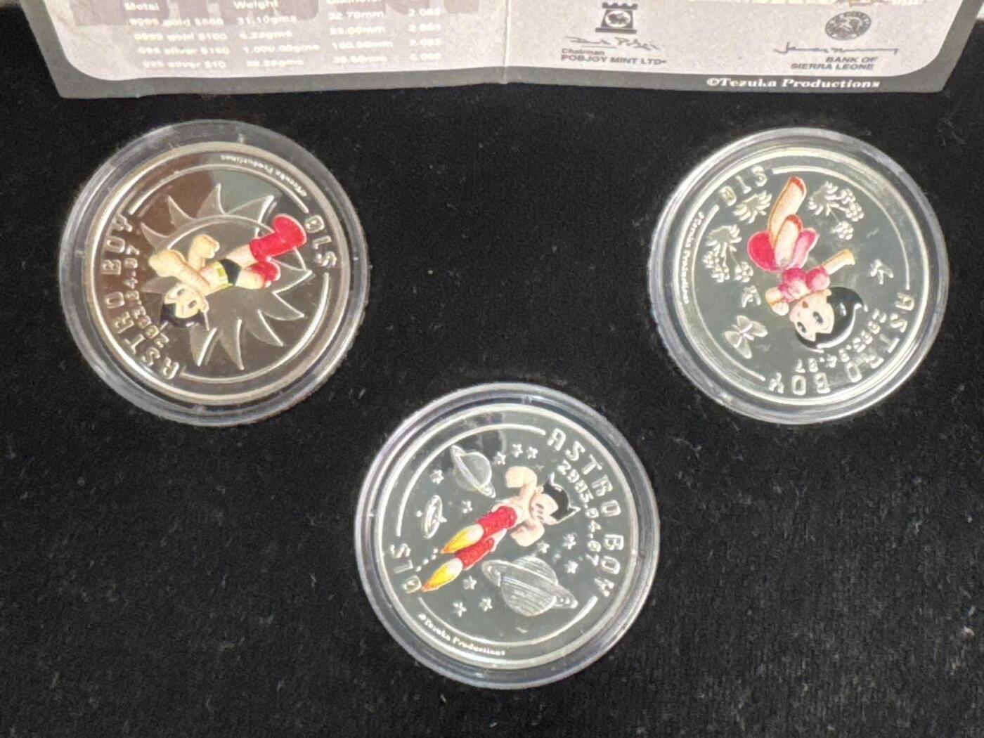 ❤️【币观天下】❤️ 第335期钱币拍卖- 2025.12.19周五晚上6点半场-长期征集拍品 稀有品种英国普乔伊造币厂原盒原证塞拉利昂2003年铁臂阿童木彩色精制银币全套3枚925银28.28克直径38.6毫米