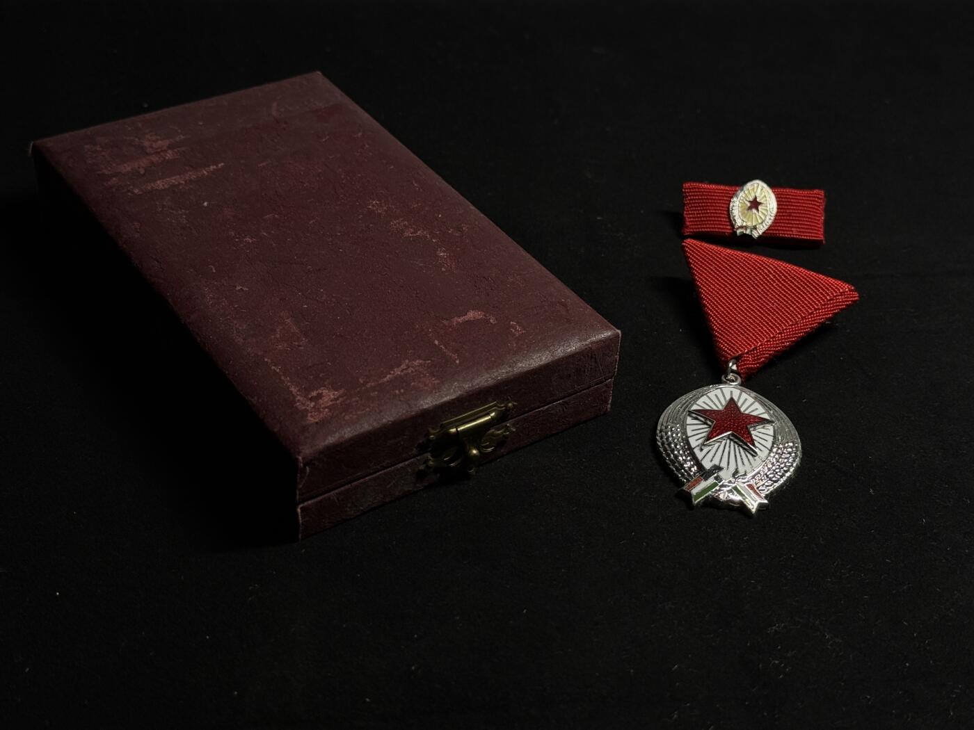 欢庆元旦！戎马世界章牌大赏第109期元旦大拍 匈牙利银级劳动勋章，盒略齐全，盒子表面有破损