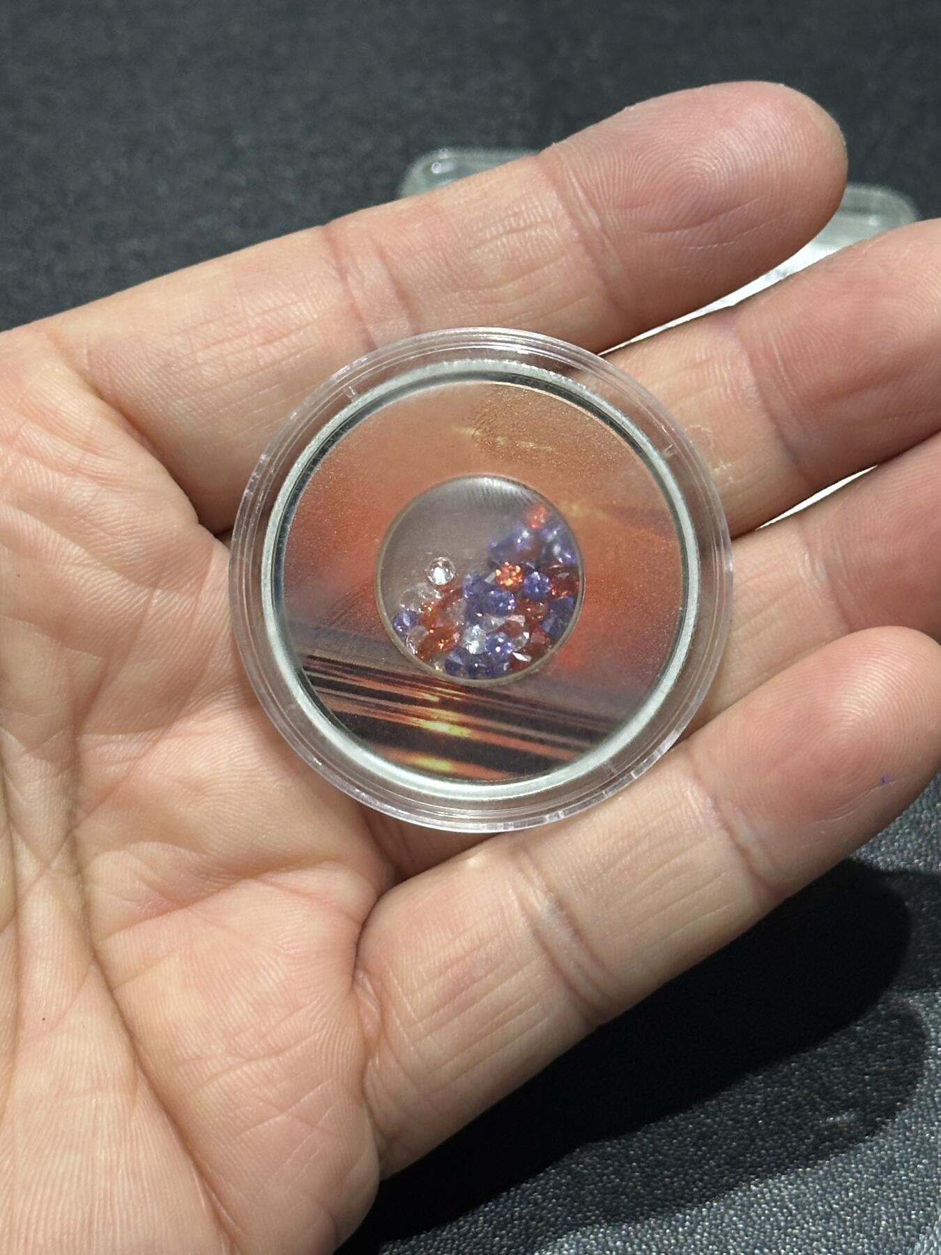 《外钞收藏家》第五百九十四期（畅拍场）（本平台长期征集拍品、欢迎藏友们联系合作） 库克2002年中空放置宝石钻石精制纪念银币一枚