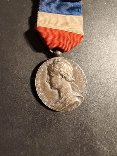 老王徽章第170期 - 法国银级劳工奖章     少见19世纪1895年版本    950银    13.5g     做工更加厚重精湛