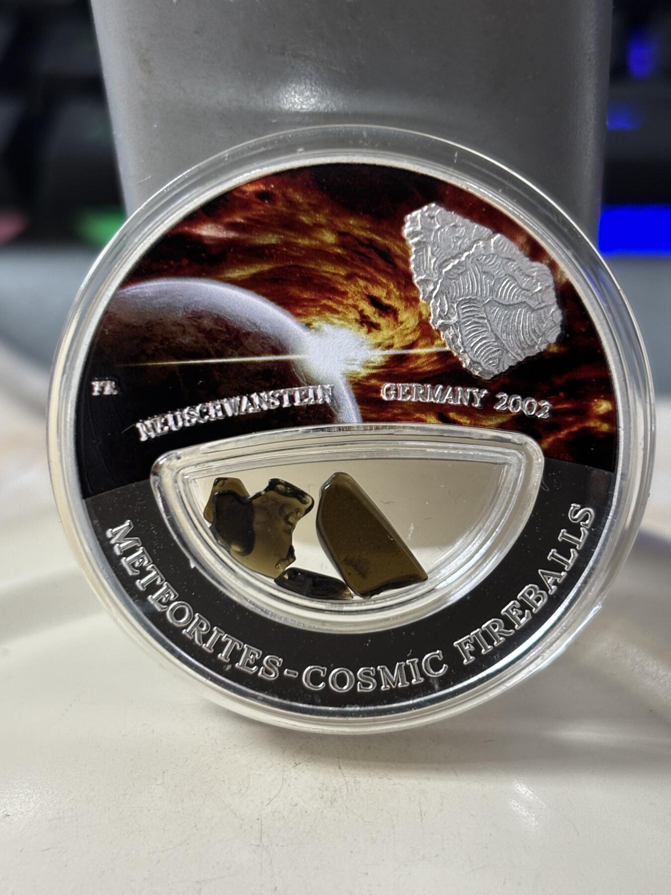 第186期拍卖 斐济2012年世界陨石系列镶嵌新天鹅堡陨石彩银币，999银，20克，发行999枚