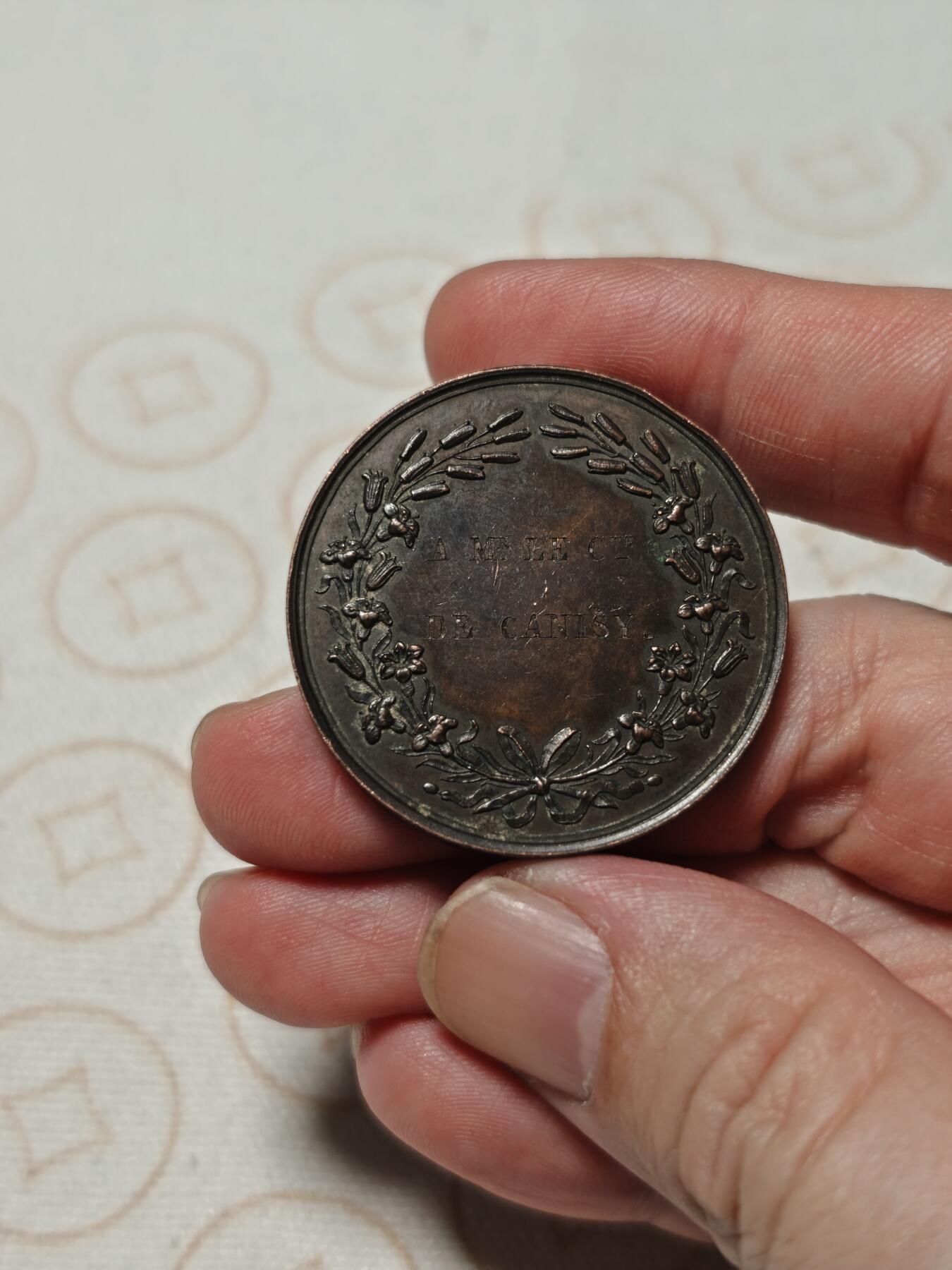 抚柳草堂-第二期章牌钱币 奖章勋章限时免佣 满百包邮 放漏专场 1843法国波旁王朝复辟时期王太子波尔多公爵铜章 直径36mm重21g 早期光边原铸高浮雕巧克力包浆 非常漂亮